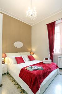 ローマにあるLiberty Rome Apartment - Liberty Collectionのベッドルーム1室(赤毛布付きの大型ベッド1台付)