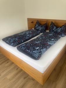 two beds with black and white sheets and pillows at Martinshof Ladis in Ladis