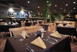uma sala de jantar com uma mesa com copos e guardanapos em Ramada by Wyndham Boise em Boise