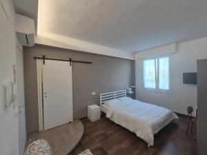 a bedroom with a white bed and a window at Affittacamere Le Fontane in Altopascio
