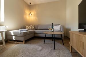 ein Wohnzimmer mit Sofa und Tisch in der Unterkunft Emmis Appartements in Bremm