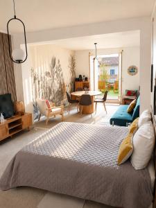 a bedroom with a bed and a dining room at ROOMS HOME CSM Suites privees élégantes entre Reims et Disneyland Paris 1 à 8 personnes in Charly-sur-Marne