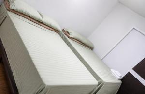 a close up of a white mattress with a pillow at Esperanza Escape Cabin in Intibucá