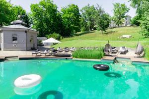 a swimming pool with a gazebo at Chateau Mcely in Mcely