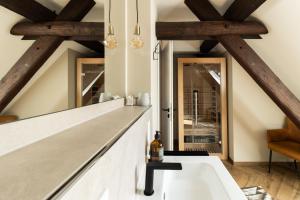 ein Badezimmer mit Waschbecken und Holzbalken in der Unterkunft Emmis Appartements in Bremm + 35 Fotos