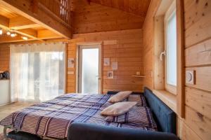 a bedroom with a bed in a wooden cabin at Chalet des Épicéas in Chorges