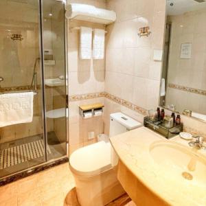 a bathroom with a toilet and a sink and a shower at 福禄寿酒店 in Beiwusidui +22 photos