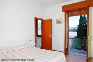 um quarto com uma cama e vista para a água em Casa Miralago em Menaggio