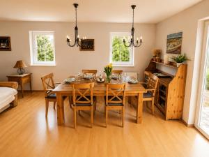 a dining room with a wooden table and chairs at Chalet am Berg Turracher Höhe Natur & Ski in Turracher Hohe