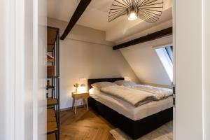 ein Schlafzimmer mit einem Bett und einem Fenster in der Unterkunft Emmis Appartements in Bremm