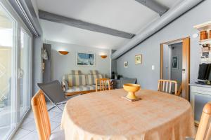 a kitchen and dining room with a table and chairs at Le Soleillant Havre De Paix in L'Isle-sur-la-Sorgue