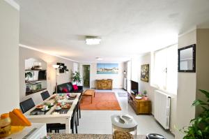 ein Wohnzimmer mit einem Sofa und einem Tisch in der Unterkunft Parco Delle Valli in Sassari