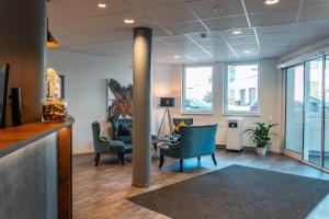 an office with chairs and a desk and a pole at Wetzlarer Hof Hotel & Restaurant in Wetzlar