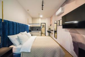 a small bedroom with a bed and a kitchen at Loco Studio Apartments - Private Entrance & Self Check-in in Zagreb