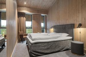 a bedroom with a large bed in a room at Hytter og leiligheter i Kvitfjell - Alpinco in Ringebu