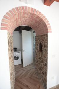 a brick archway in a kitchen with a door at Casa Vacanze Villa Stella in Sambiase +16 photos