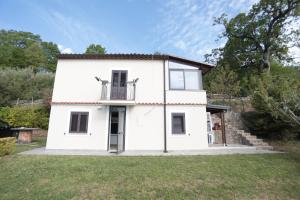 a white house with a balcony on a yard at Casa Vacanze Villa Stella in Sambiase