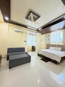 a large bedroom with a bed and a ceiling at Hotel Lotus Stay INN in Jabalpur