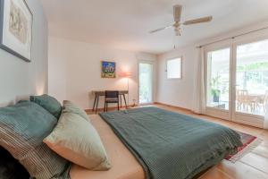 a bedroom with a bed with a green blanket at Chambre D'hôtes - Les Hirondelles in Mirabel-aux-Baronnies +15 photos