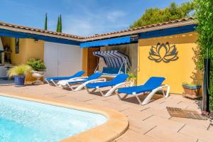 a patio with chairs and a swimming pool at Le Soleillant Havre De Paix in L'Isle-sur-la-Sorgue
