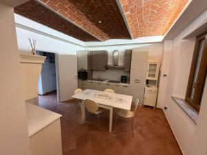 a kitchen and dining room with a table and chairs at Casa di Nina in Grazzano Badoglio