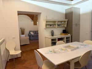 a kitchen and dining room with a table and chairs at Casa di Nina in Grazzano Badoglio