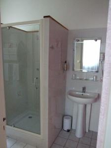 Baðherbergi á Logis Hotel L'Occitan 2 étoiles
