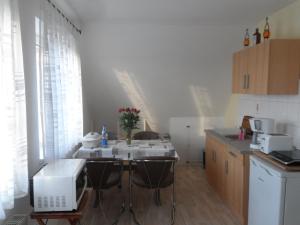een keuken met een tafel met stoelen en een wastafel bij Ostseenähe Homestay in Gadebusch
