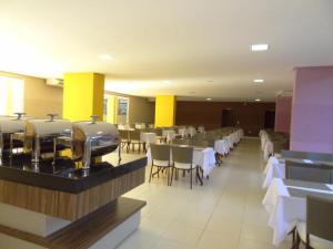 リオ・ケンテにあるVeredas do Rio Quente 215のダイニングルーム(テーブル、椅子、白いテーブル付)