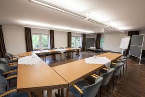 SchöppingenにあるAkzent Hotel Tietmeyer & Cross Sideの部屋にテーブルと椅子が置かれた教室 +79枚の写真