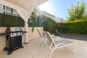 a patio with chairs and a grill on a patio at Estrella 2 BA Spaniahome in Albir
