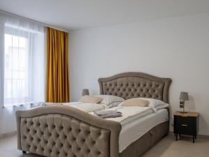 a bedroom with a large bed with a tufted headboard at Ferienwelt Wittenberge in Wittenberge