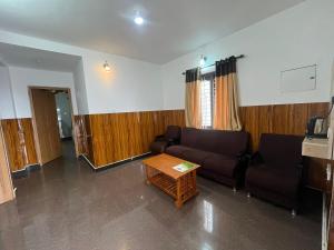ein Wohnzimmer mit Sofa und Couchtisch in der Unterkunft silver bett in Lovedale