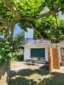 a building with a table and a tree at Zalicarté in Saint-Jean-Pied-de-Port +3 photos