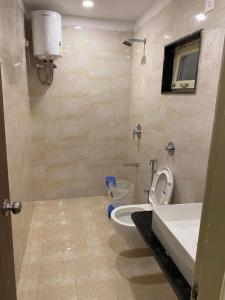 a bathroom with a toilet and a sink at Sky Mount Villa in Mount Ābu