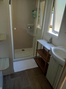 a bathroom with a shower and a sink at mobil-home FONTAINE Jeremie in Canet-en-Roussillon