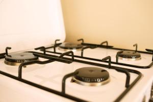 a white stove top with four burners on it at Zomerhuisje Chalet in Voorthuizen