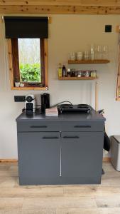 a blue counter in a kitchen with a window at Tinyhouse Giethoorn in Giethoorn