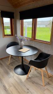 a table and chairs in a room with a window at Tinyhouse Giethoorn in Giethoorn +6 photos