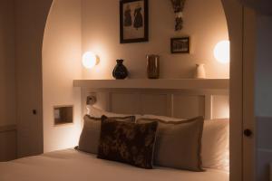a bedroom with a bed with an arch above it at Apparts Rennes BnB Duhamel in Rennes
