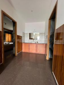 ein Raum mit einer Küche mit Theke und Spüle in der Unterkunft silver bett in Lovedale