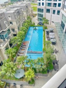 an overhead view of a swimming pool at a hotel at The Sapphire Hòn Gai Apartment - Trung tâm Hạ Long in Ha Long