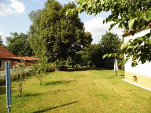 a yard with an umbrella and a house at Dinkelsbühl-Ferienappartement in Mönchsroth