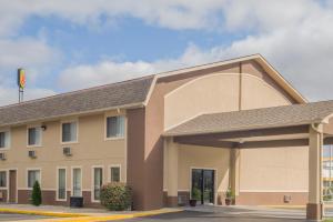 a building at a hotel at Super 8 by Wyndham Shelbyville in Shelbyville