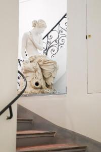 a statue of a woman sitting on the stairs at Escapade elegante dans un ecrin d histoire in Hyères