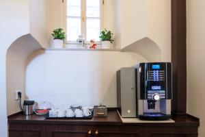 una cafetera sobre una mesa de madera con una ventana en Tyn Yard Residence, en Praga