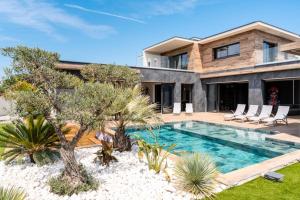 an image of a house with a swimming pool at Villa Signature Luxury & Exclusive seaside getaway in Le Grau-dʼAgde
