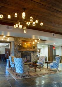 a living room filled with furniture and a fireplace at Cedar Creek Lodge & Conference Center in Columbia Falls