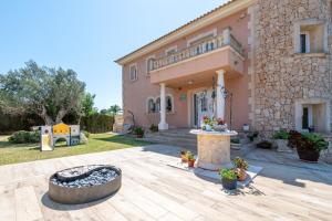 a large house with a courtyard in front of it at Can Martinez in Llucmajor