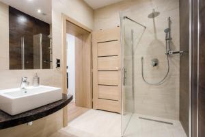 Koupelna v ubytování Apartamenty MISTRAL + 37 fotografií